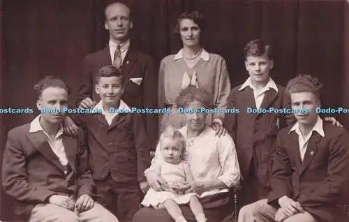 R728564 Vintage Familienportrait Gruppe von acht Personen