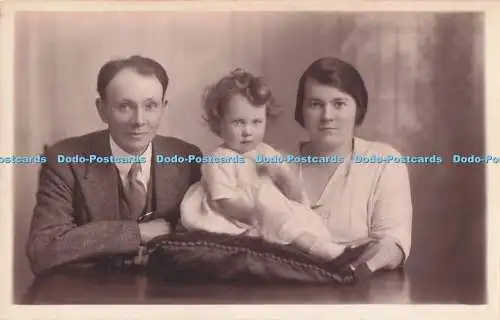 R730723 Mann Frau und Kind A Davies Royal Studio Porth