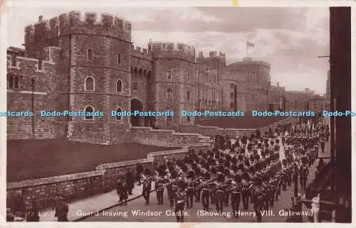 R728716 Wache verlässt Schloss Windsor zeigt Henry VIII Gateway Valentine RP