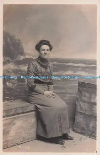 R728789 Frau im langen Kleid Postkarte