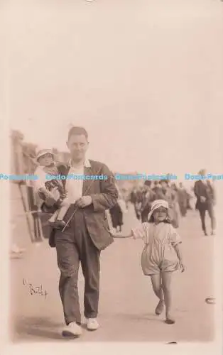 R728961 Mann mit zwei Kindern am Strand Postdienst Sunbeam Foto