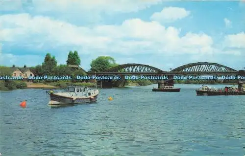 R731594 Die Brücke und die Themse bei Barnes PM Wandsworth 1974