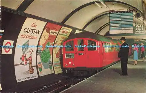 R732158 Londoner U-Bahn-Zug betritt Piccadilly Circus Station The Photographic Gr