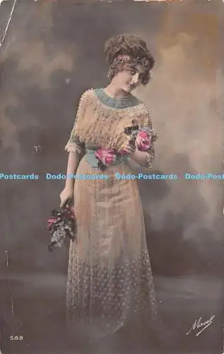 R528382 Frau mit Blumen in der Hand Mosel 1912
