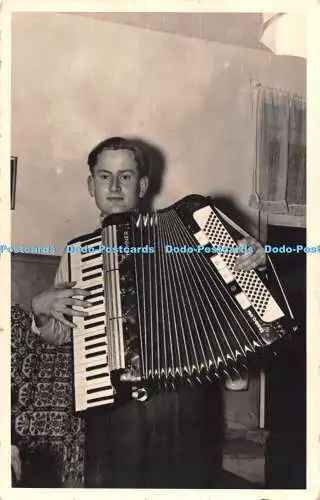 R528575 Mann mit Musikinstrument in den Händen