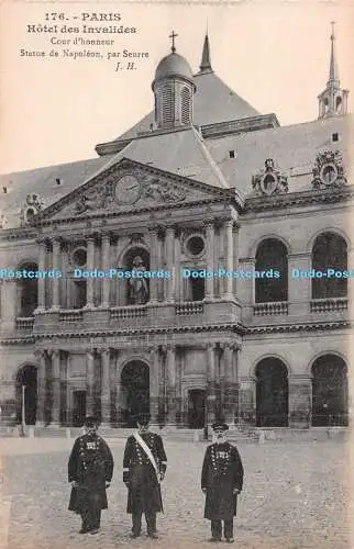 R529624 Paris Hotel de Invalides Cour d honneur Statue de Napoleon par Seurre Am