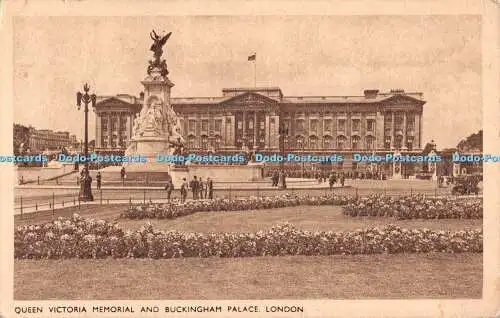 R534969 London Queen Victoria Memorial and Buckingham Palace M and L National Se