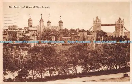 R534976 London The Tower and Tower Bridge 1925