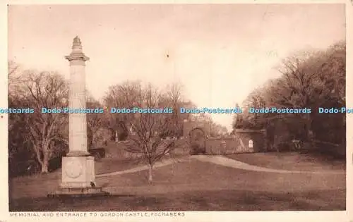 R537643 Denkmal und Eingang zum Gordon Castle Fochabers