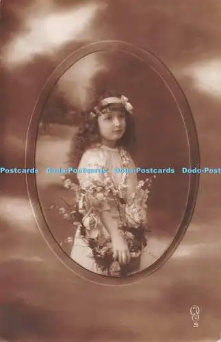 R529978 Ein kleines Mädchen mit einem weißen Band im Haar 1918