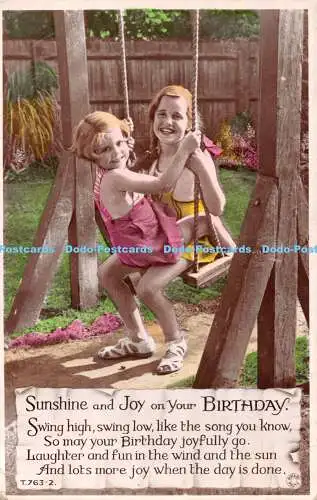 R536017 Sonnenschein und Freude an Ihrem Geburtstag Zwei Mädchen auf einer Schaukel Drehfoto