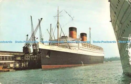 R533919 Queen Elizabeth at Southampton Docks 1972