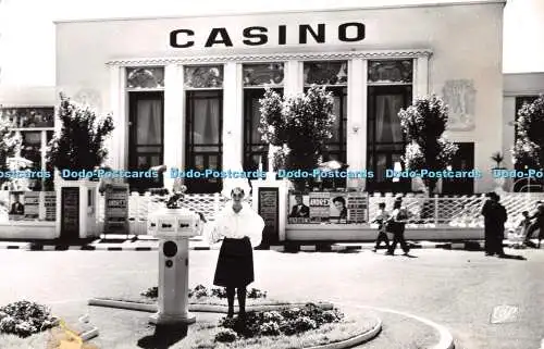 R534290 Les Sables D Olonne Jeune Sablaise devant le Casino C A P RP