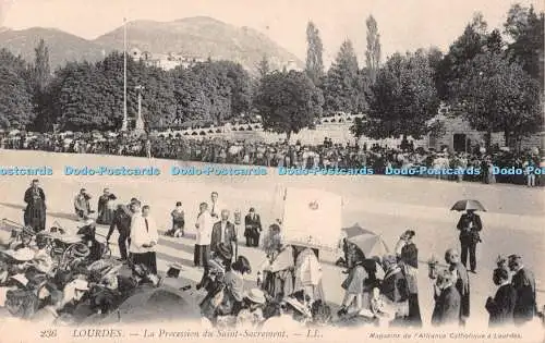 R539759 236 Lourdes La Procession du Saint Sacrement LL Magasins de lAlliance Ca