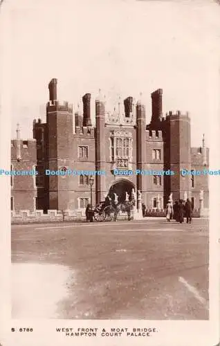 R540675 Hampton Court Palace Westfront und Grabenbrücke W H S Kingsway Echtfoto