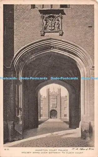 R540867 Hampton Court Palace Wolsey Arms Over Gateway To Clock Court H M Office