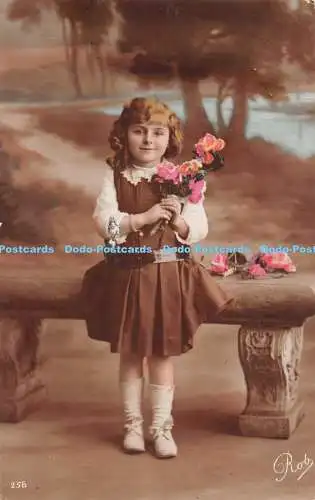 R549753 Mädchen mit braunen Haaren und Kleidung in den Händen Blumen Rob 1918