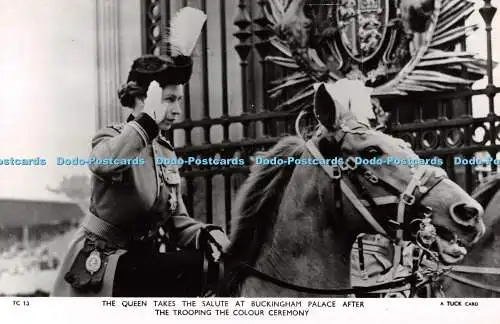 R547759 Die Königin grüßt im Buckingham Palace nach der Truppe des C