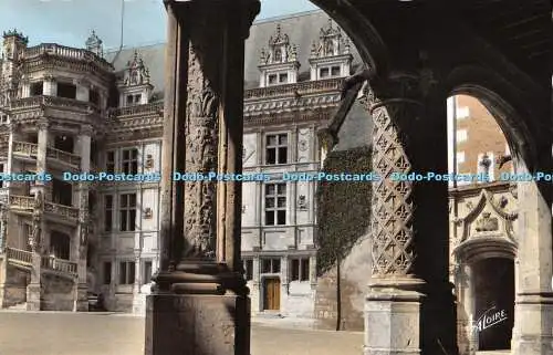 R552543 Les Merveilles du val de Loire Blois Cour d honneur du chateau L aile et