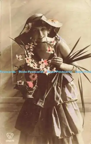 R557185 Frau mit Hut und Blumenkörben in der Hand L P B 1918