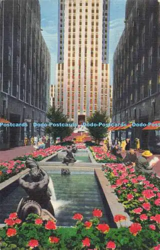 R557882 New York City Garden Plaza of Rockefeller Center Herbco Karte A Colourpic