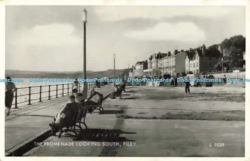 R559910 Filey The Promenade Looking South Valentine Silveresque 3039 V Style