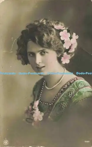 R560481 Frauenportrait N P G 2280 E J Hey 1912