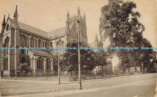 R563546 Worcester Cathedral aus N F mit Kriegerdenkmal