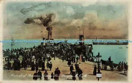 R563954 I o M Douglas Victoria Pier Ankunft der Steamers Tuck Vignette Super Glos