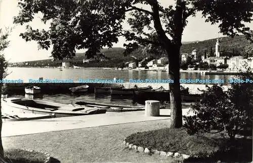 R568902 Unbekannter Ort Fluss Boote Bäume