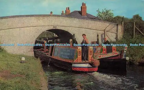 R569228 Britains Binnenwasserstraßen Paar schmale Boote, die Uxbridge Lock Gr einfahren