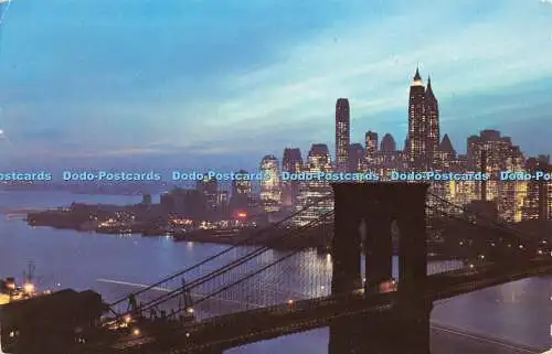 R571296 Einbruch der Dunkelheit in Lower Manhattan mit Brooklyn Bridge New York City Alfred M