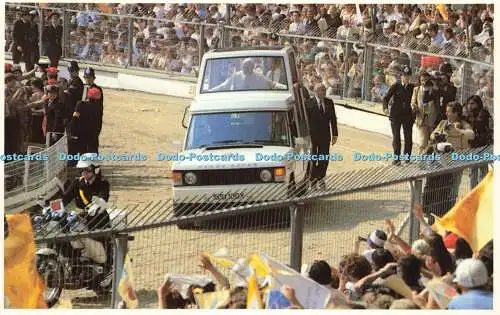 R569732 No 24 Drive Around at Wembley Stadium 1982 Sovereign Series No 6 Papal V