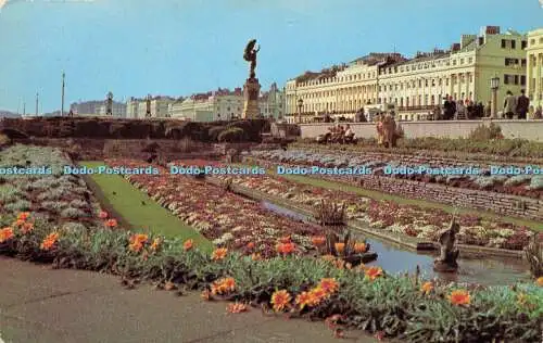 R572823 BR 1 Versunkener Garten am Meer mit Friedensstatue im Hintergrund Brighton Lan