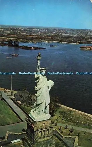 R574953 Luftaufnahme der Freiheitsstatue auf Bedloes Island im New Yorker Hafen M