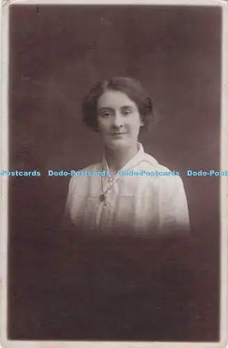 R732811 Junge Frau Portrait Harry Melling 135a Kirche St Preston