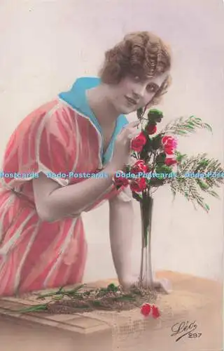 R733118 Frau mit Blumen Löwe Postkarte