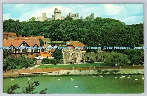 R736596 Arundel Sussex dominiert von den massiven Mauern von Arundel Castle N P O At