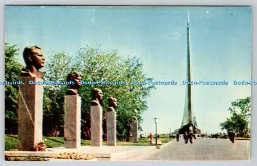 R737178 Moscow Avenue of Spacemen am Monument to Space Conquerors Planet