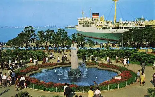 R582570 Hamada Japan Promenade Kreuzfahrtschiff Brunnen