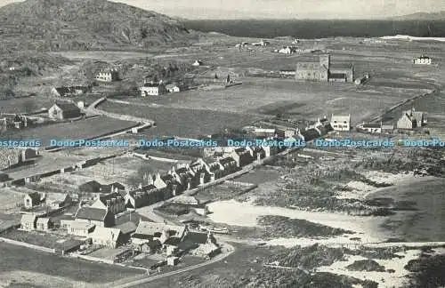 R582851 Iona mit Blick nach Norden Das Dorf Baile Mor und Abteikirche St Mary Par