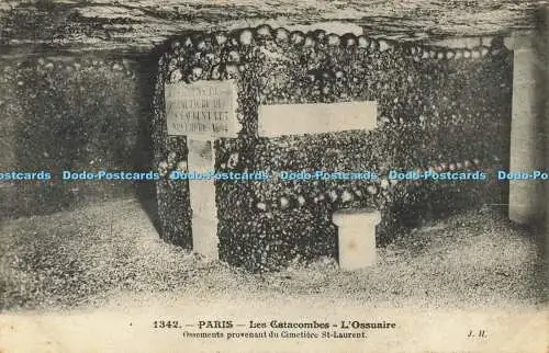 R584550 Paris Les Catacombes L Ossuaire Ossements provenant du Cimetiere St Laur