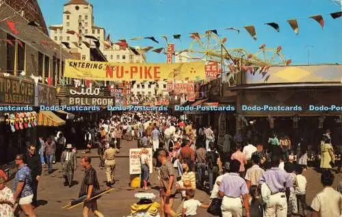 R580808 California Long Beach Holiday Crowd on the Nu Pike Golden West Color Car