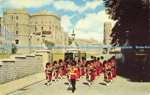 R580835 Windsor Castle Castle Hill Band of the Scots Guards J Salmon Cameracolou