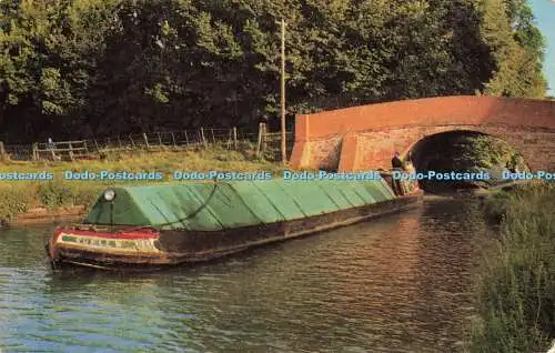 R581410 Paar Schmalboote auf dem Grand Union Canal nördlich von Bletchley J Salmo