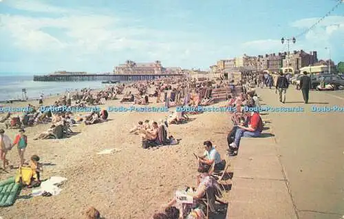 R581593 Southsea Beach and South Parade Pier Roberts and Wrate Plastichrome W Sk