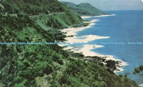 R579961 Mit Bergen und üppigem Wuchs fast bis zum Wasserrand des Großen Ozeans