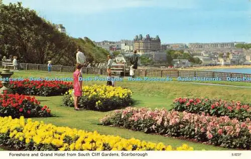 R582224 Scarborough Foreshore und Grand Hotel von South Cliff Gardens E T W Den