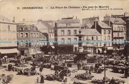 R588476 20 Cherbourg La Place du Chateau Un jour de Marche Brevet L D F Collecti