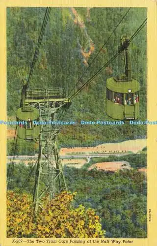 R590656 Die zwei Straßenbahnwagen, die auf halber Strecke vorbeifahren Bisbee Press R E Peabody